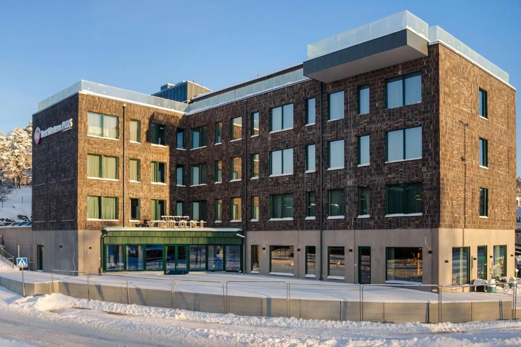 un grand bâtiment en briques sur le côté d'une rue dans l'établissement Best Western Plus Hotel Kungens Kurva, à Stockholm