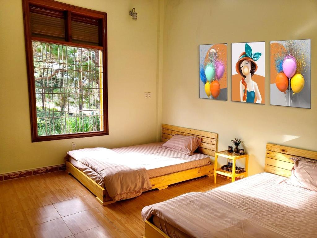 Kon Von Kla的住宿－vita homestay Măng Đen，配有2张床的客房,设有2扇窗户和气球