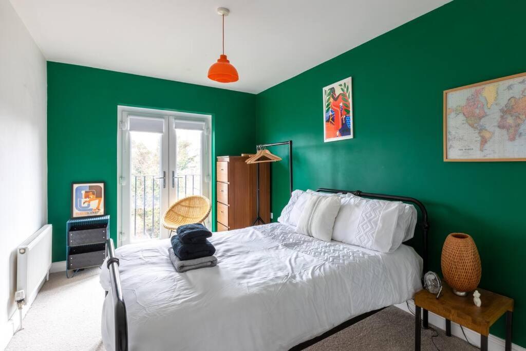 ein Schlafzimmer mit grünen Wänden und einem Bett in der Unterkunft SEA HEIGHTS MARGATE in Margate