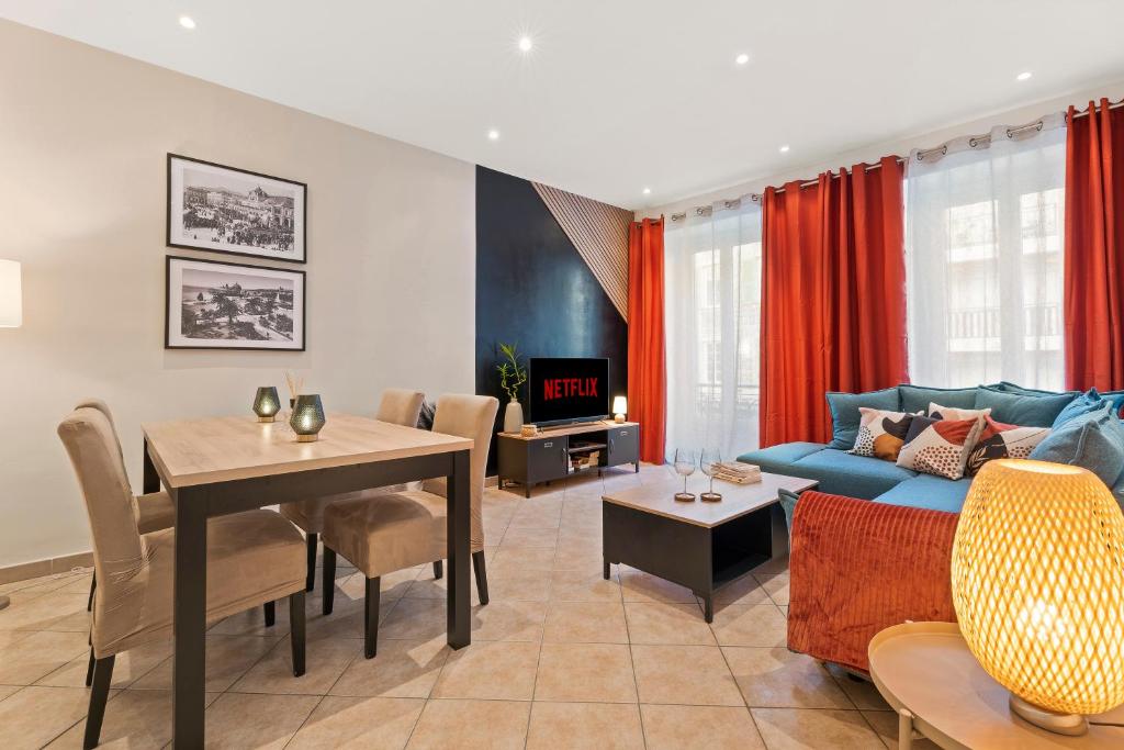 un salon avec un canapé bleu et une table dans l'établissement Nice - Renting - LASCARIS - Charm & Spacious & Comfort 3P Port Bonaparte, à Nice