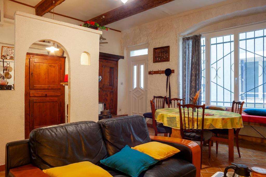 een woonkamer met een bank en een tafel bij Maison à Sigean in Sigean