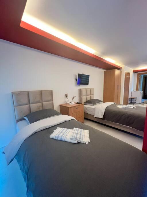 een hotelkamer met 2 bedden en een televisie bij Center Of The Atasehir in Istanbul
