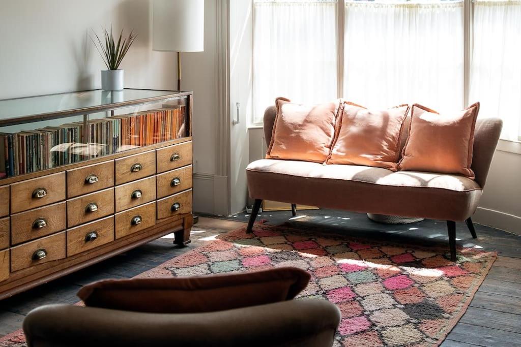 sala de estar con sofá de cuero y cómoda en Trinity Square Georgian Townhouse, en Margate