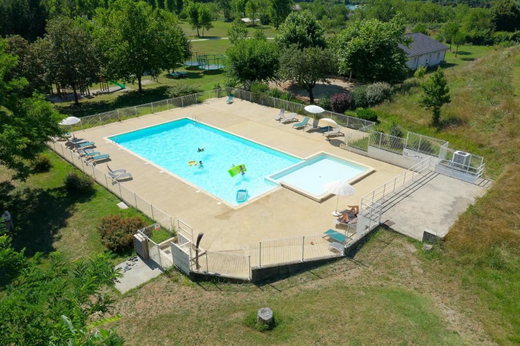 - une vue sur la grande piscine dans l'établissement Camping Onlycamp Les Tuillères, à Vercheny