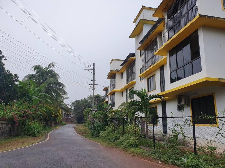 eine leere Straße vor einem Gebäude in der Unterkunft (North Goa) Serene 2BHK Retreat in Moira Village in Moira
