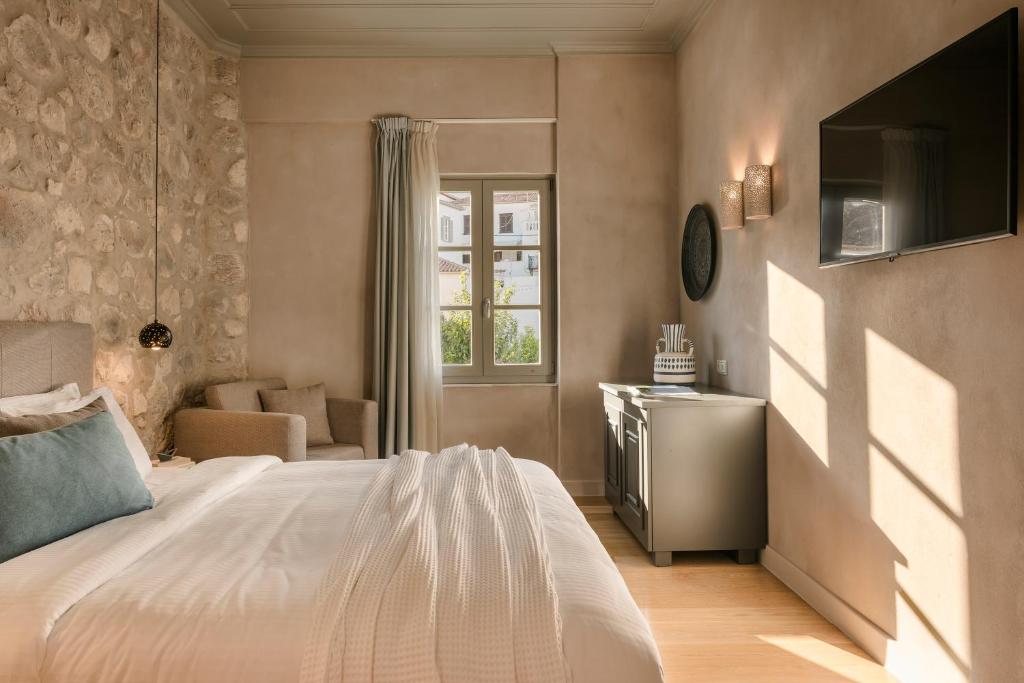 Letto o letti in una camera di Hydroussa Hotel Hydra