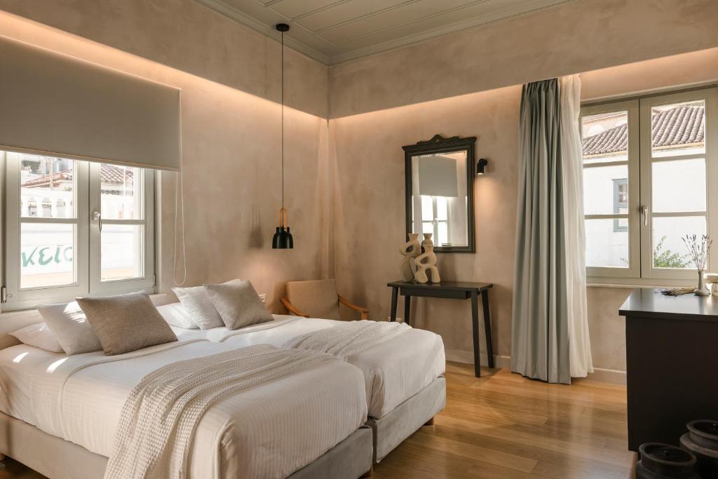 Letto o letti in una camera di Hydroussa Hotel Hydra