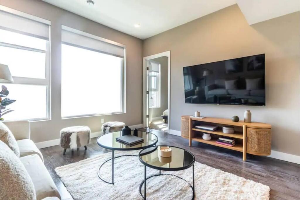 TV at/o entertainment center sa Comfortable & Spacious 2BDR - 2BTH for 4 Guests in Hollywood