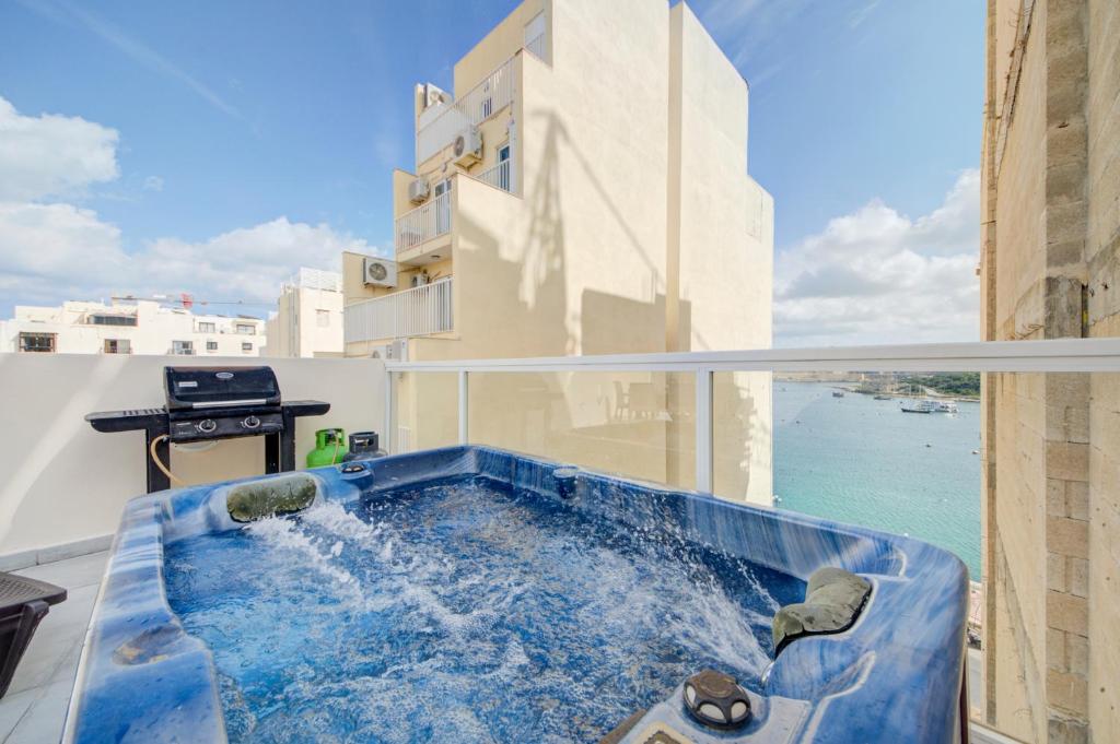 - un bain à remous sur le balcon d'un bâtiment dans l'établissement Sapphire Residences - Apartments & Penthouse In Central Sliema By Shortletsmalta, à Sliema
