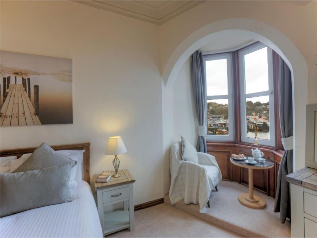 オーバンにあるApartment Argyll Mansions by Interhomeのベッドルーム1室(ベッド1台、テーブル、窓付)