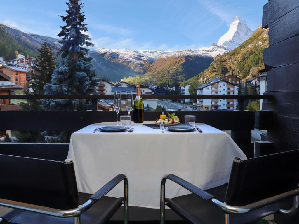 una mesa en un balcón con vistas a la montaña en Apartment Residence A-3 by Interhome en Zermatt