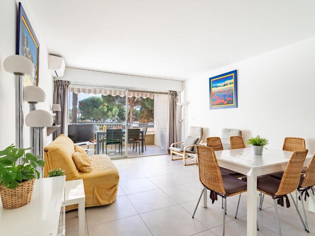 un salon avec un canapé et une table dans l'établissement Apartment La Méridienne-3 by Interhome, au Lavandou