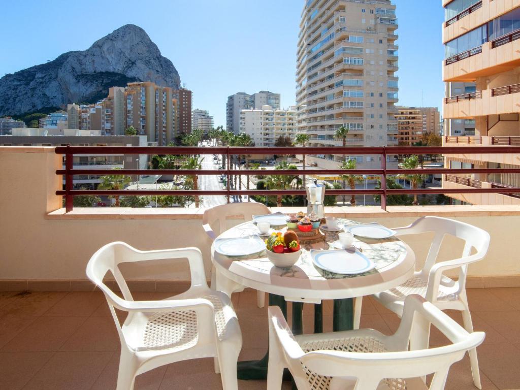 uma mesa branca e cadeiras numa varanda em Apartment Zafiro 03 by Interhome em Calpe