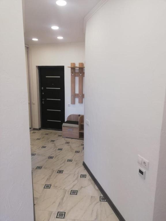 um corredor com um quarto com uma porta e um piso de azulejo em VIP apart 505 em Tsqnetʼi