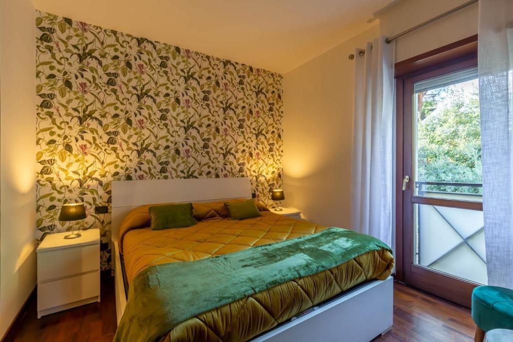 een slaapkamer met een bed en een raam bij LU Apartment Eur in Rome