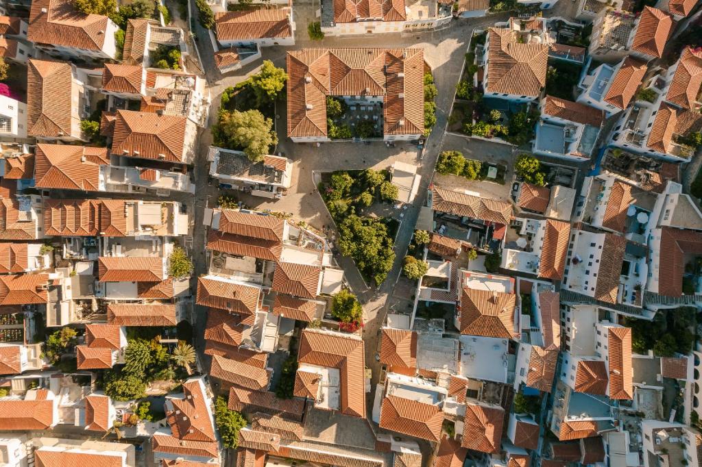 Vista generica su Hydra o vista sulla città dall'interno dell'hotel
