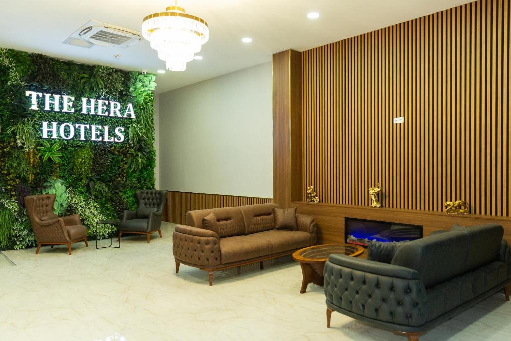 The Hera Business Hotels & Spa في إسطنبول: لوبي فيه كنب وكراسي وعلامة مكتوب عليها فنادق بطل