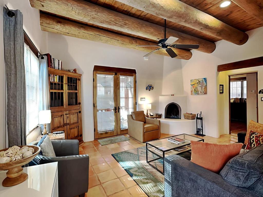 Deseo de Santa Fe, 2 Bedrooms, Patio, WiFi, Sleeps 4 - Housity