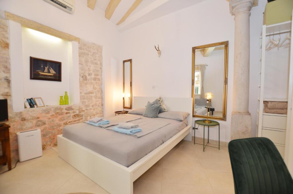 Posteľ alebo postele v izbe v ubytovaní Apartments Lavanda and Oliva