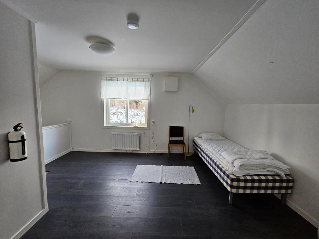 Postel nebo postele na pokoji v ubytování Romme stugby