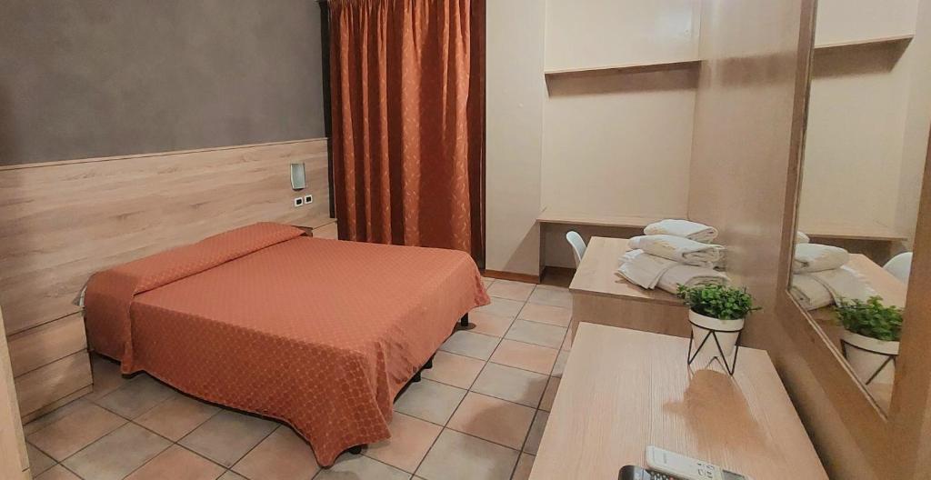 1 dormitorio con cama y espejo en Hotel Trotter, en Leno