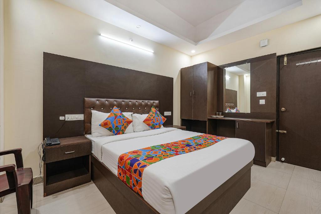 Ein Bett oder Betten in einem Zimmer der Unterkunft FabExpress Metro GS Comforts