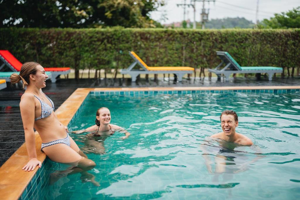 un grupo de personas en una piscina en Chill Inn Samui Hostel and Restaurant, en Koh Samui 
