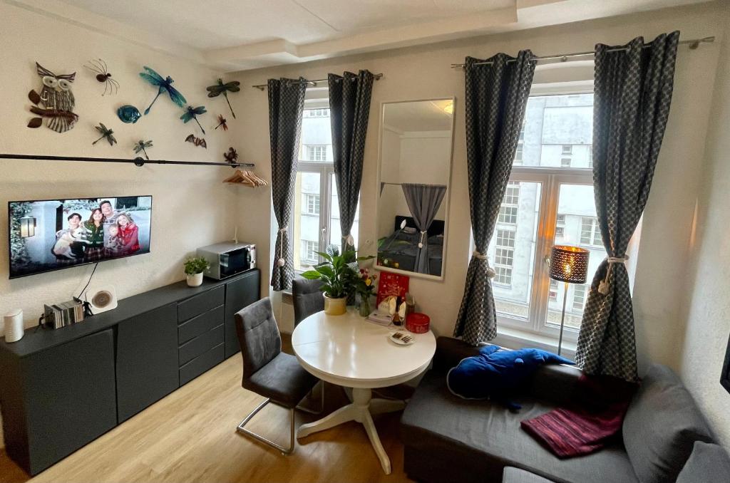 ein Wohnzimmer mit einem Tisch und einem Sofa in der Unterkunft Your home in Vienna Self Check In in Wien