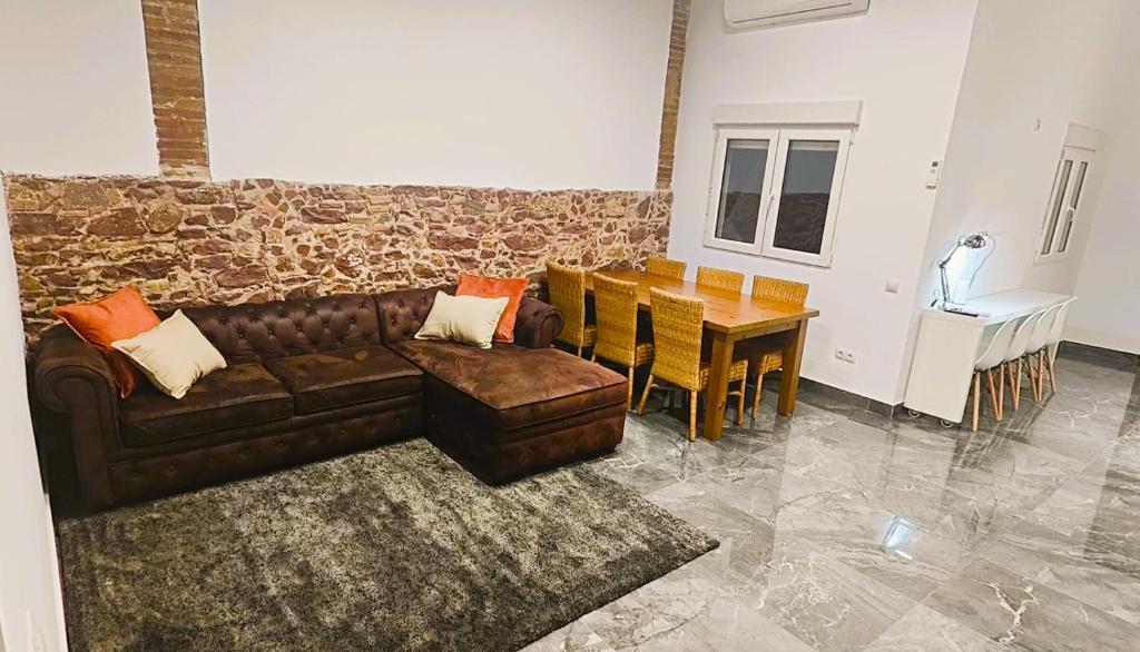 sala de estar con sofá marrón y mesa en Beautiful Appartment in Martorell (Barcelona), en Martorell