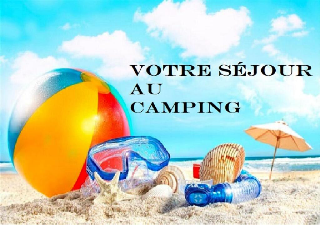 Un cartello che dice che sei in campeggio su una spiaggia di Bungalow de 2 chambres avec piscine partagee terrasse amenagee et wifi a Saint Jean de Monts a 1 km de la plage a Saint-Jean-de-Monts