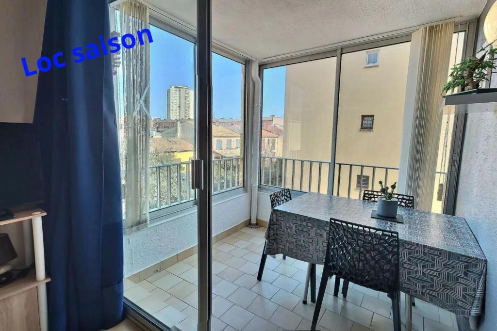 Cette chambre dispose d'un balcon avec une table et des chaises. dans l'établissement Virg, à Valras-Plage