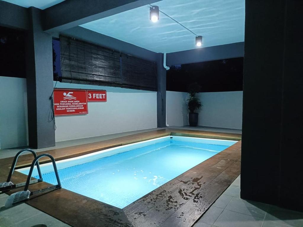 a large swimming pool in a building at RINA HOMESTAY Kemaman in Cukai