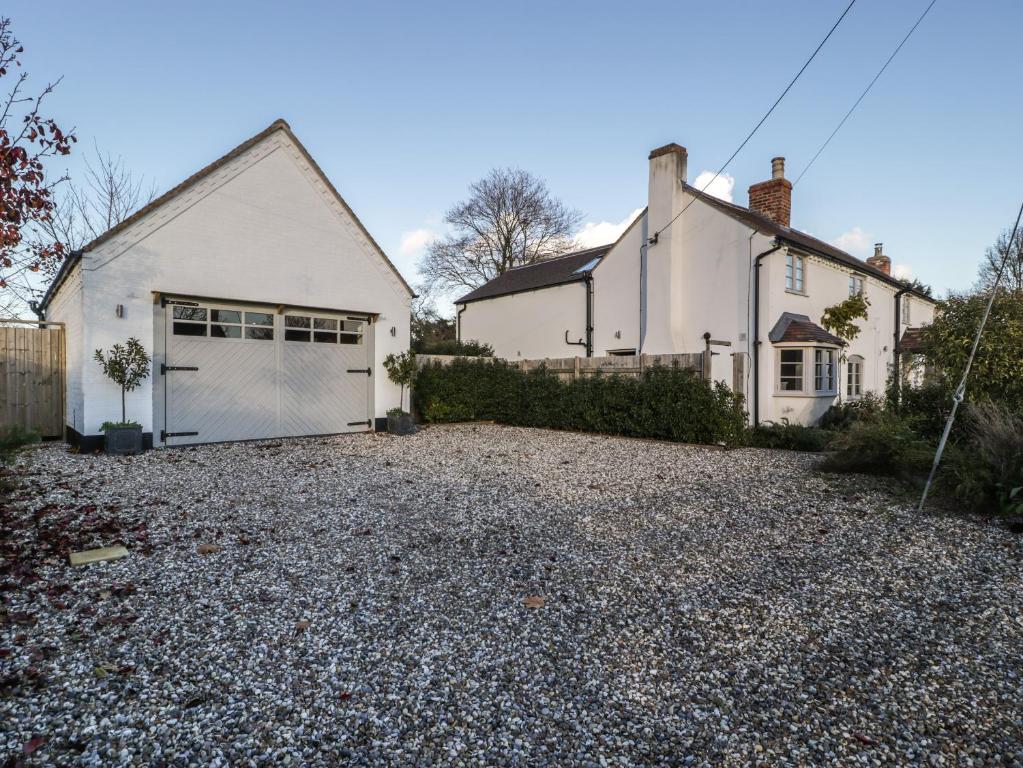 a detached house with a garage and a driveway at The Annex in Pershore