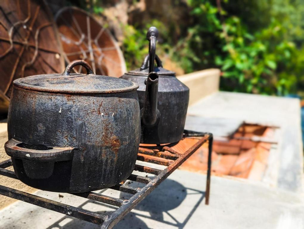 two large pots sitting on top of a grill at Suíte Bia in Codeçoso