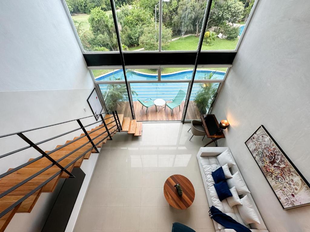 uma vista superior de uma casa com piscina em AZULB15 3 Bedroom Playacar Phase II em Playa del Carmen