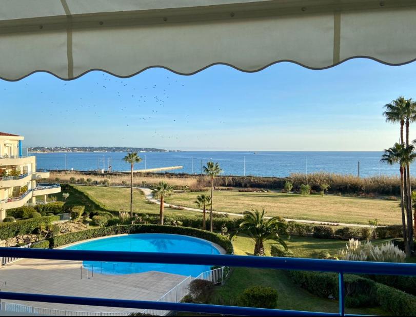 balcone con vista sulla piscina e sull'oceano di Vue Mer Juan les Pins a Antibes