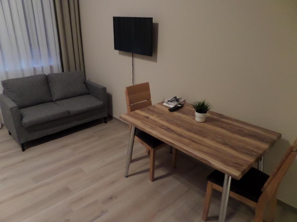 TV a/nebo společenská místnost v ubytování Main Boardinghouse
