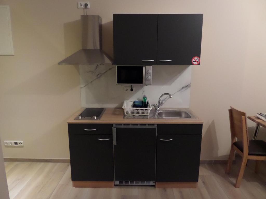 Kuchyň nebo kuchyňský kout v ubytování Main Boardinghouse