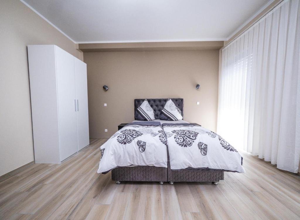 Postel nebo postele na pokoji v ubytování Main Boardinghouse