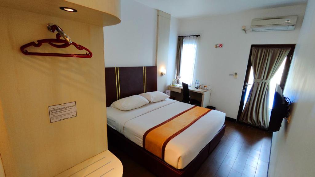 Postel nebo postele na pokoji v ubytování Odaita Hotel Pamekasan Madura