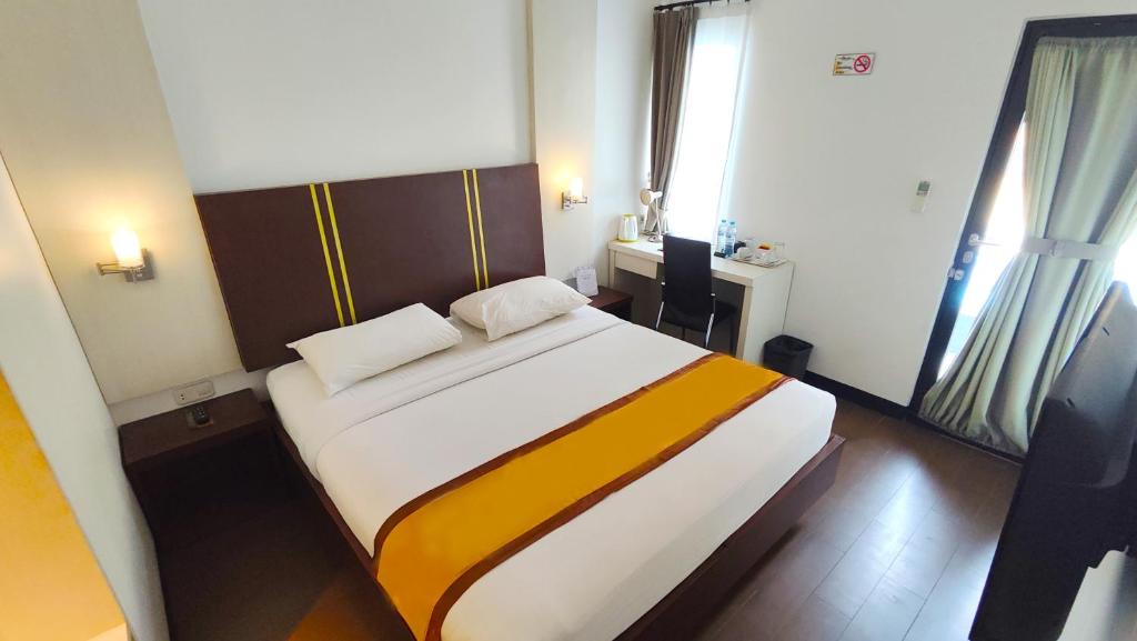 Postel nebo postele na pokoji v ubytování Odaita Hotel Pamekasan Madura