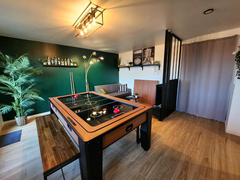 ein Wohnzimmer mit einer Tischtennisplatte in der Unterkunft L'arène du Stade de France - 100 mètres + parking in Saint-Denis