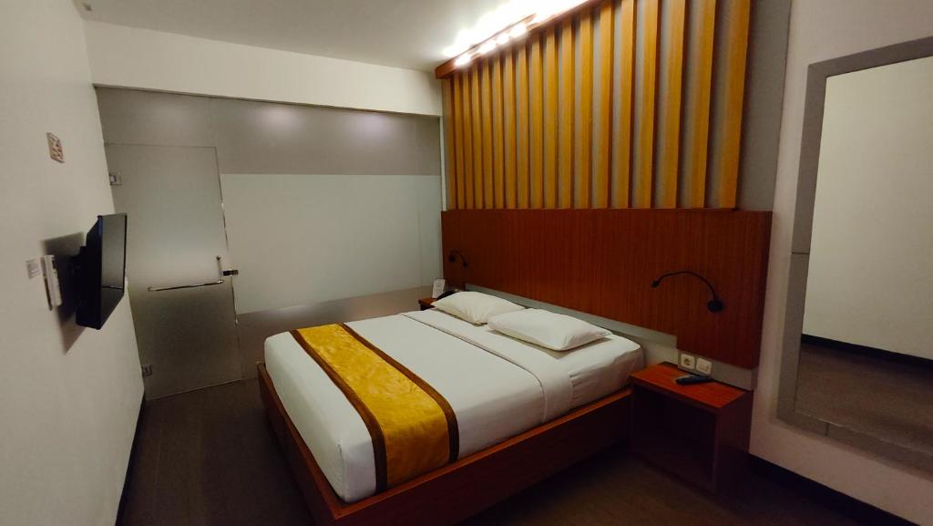 Postel nebo postele na pokoji v ubytování Odaita Hotel Pamekasan Madura
