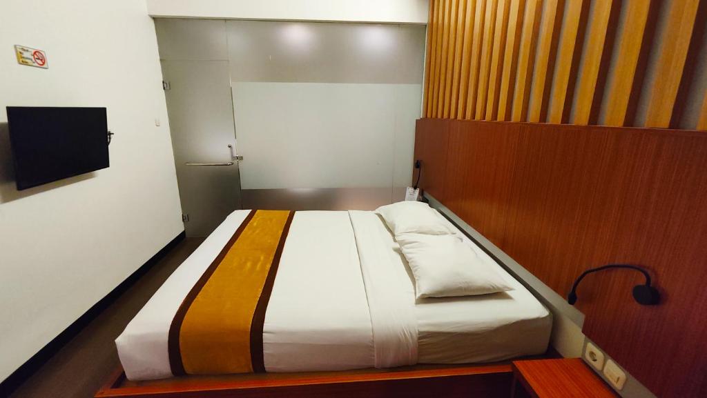 Postel nebo postele na pokoji v ubytování Odaita Hotel Pamekasan Madura