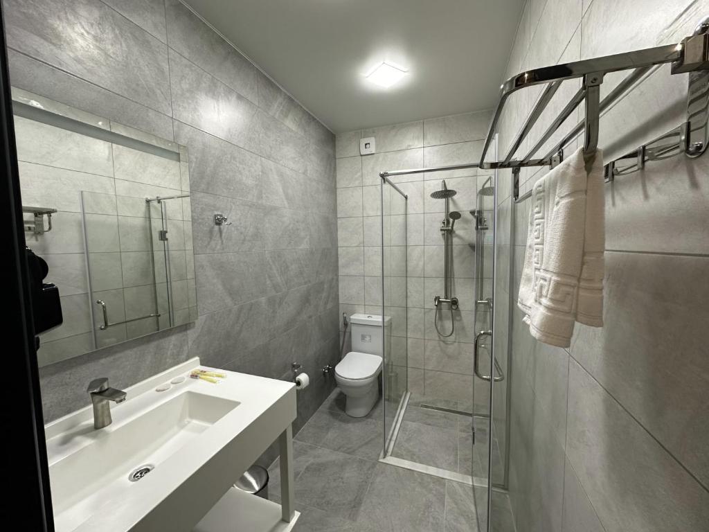 Koupelna v ubytování Caspian VF Hotel