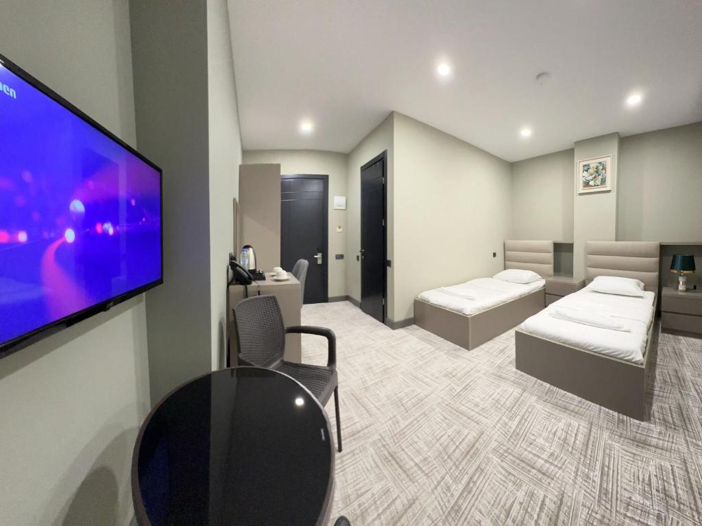 TV a/nebo společenská místnost v ubytování Caspian VF Hotel