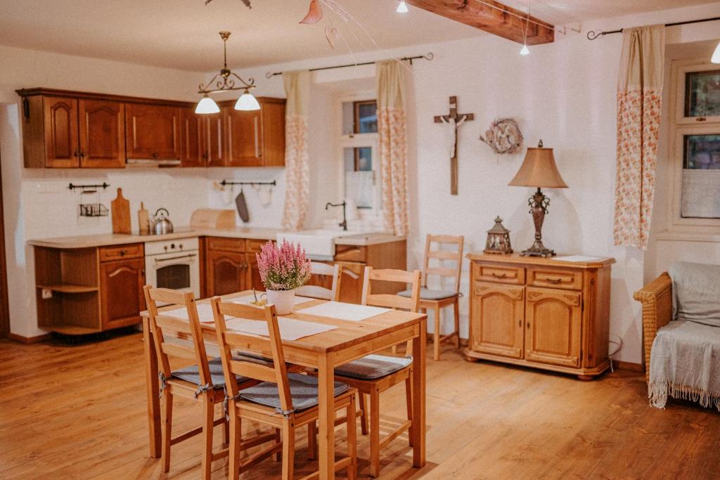 eine Küche und ein Esszimmer mit einem Tisch und Stühlen in der Unterkunft Stodola na vršku in Jičín