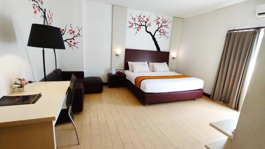Postel nebo postele na pokoji v ubytování Odaita Hotel Pamekasan Madura