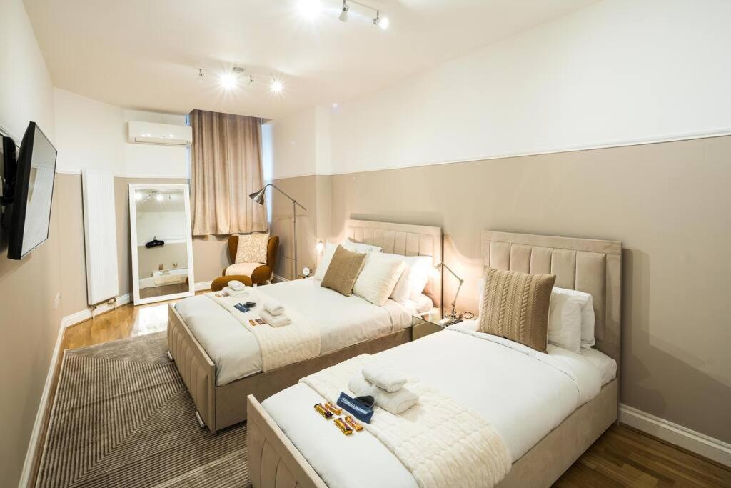 una habitación de hotel con dos camas en una habitación en Superb Flat in South Kensington, en Londres