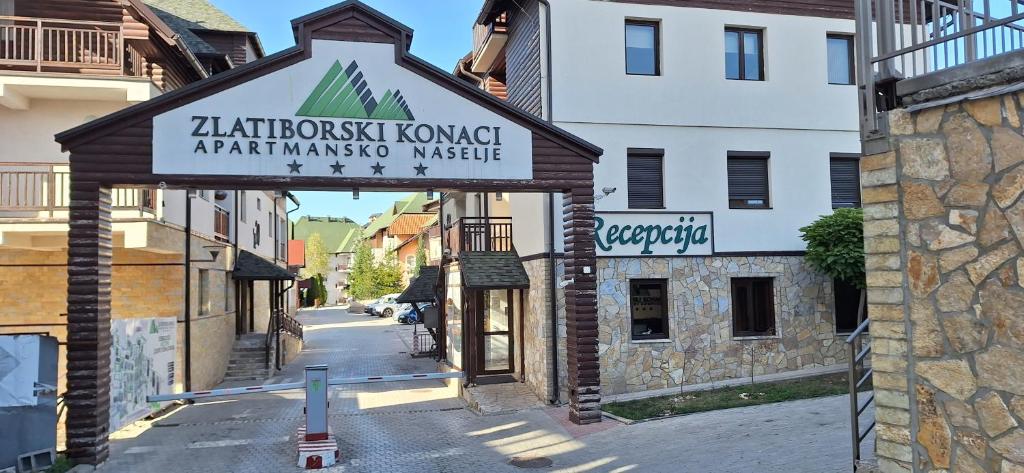 Το κτήριο όπου στεγάζεται  το διαμέρισμα
